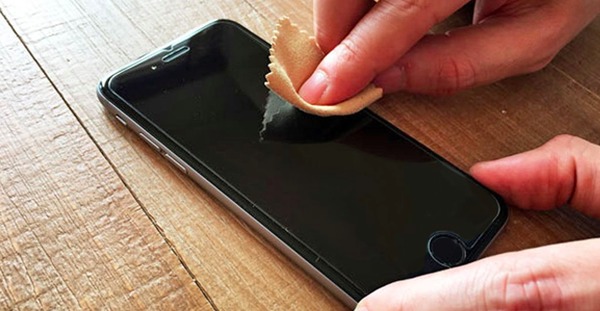 clean iphone screen to fix iphone screen sensitivity